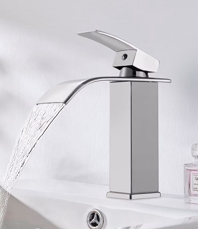 Rubinetto per lavabo con design a cascata, finitura cromata