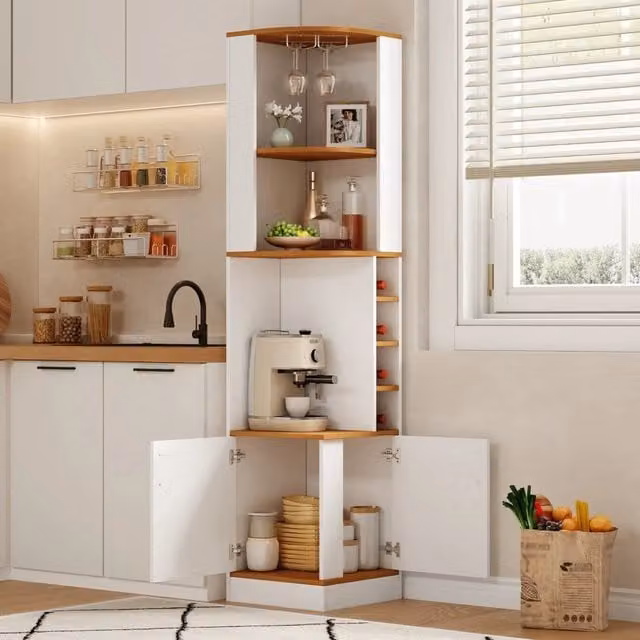 Credenza angolare OKWISH bianca con portabottiglie e portabicchieri in metallo, ideale per cucina e soggiorno, L/P/H: 40 x 40 x 182 cm