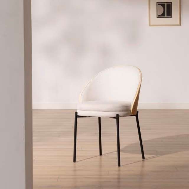 Sedia imbottita Banak Premium in tessuto beige con struttura in legno e metallo per sala da pranzo
