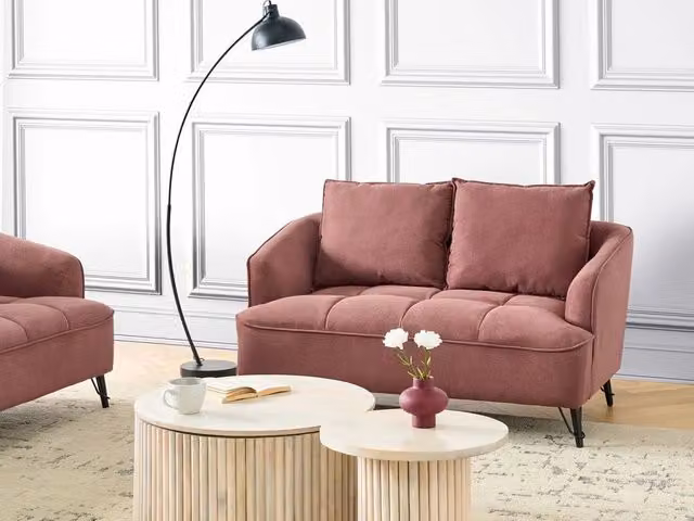 Divano Beliani a 2 posti per soggiorno in tessuto rosso con struttura in legno e metallo stile retro