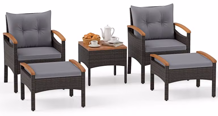 Set di mobili da giardino in polyrattan COSTWAY, 5 pezzi. Set da balcone comprensivo di 2 sedie con poggiapiedi, tavolo e cuscini, piano del tavolo e braccioli in legno di acacia, set da salotto grigio