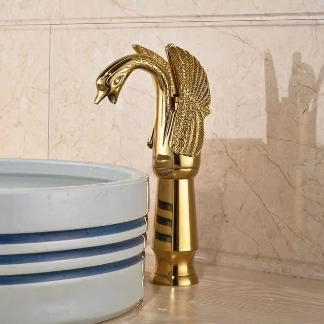 Rubinetteria a forma di cigno per il bagno - Miscelatore per lavabo - Miscelatore a due manopole - Montaggio a 3 fori - Corpo in ottone - Finitura dorata lucida - Modello A