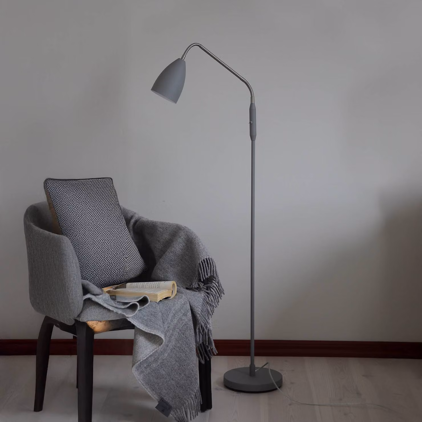 Markslöjd Lampada da terra a LED Patro, dimmerabile, Alluminio / Grigio / Zincato, Soggiorno / Sala da pranzo, Metallo, Moderno, Lampada LED da terra