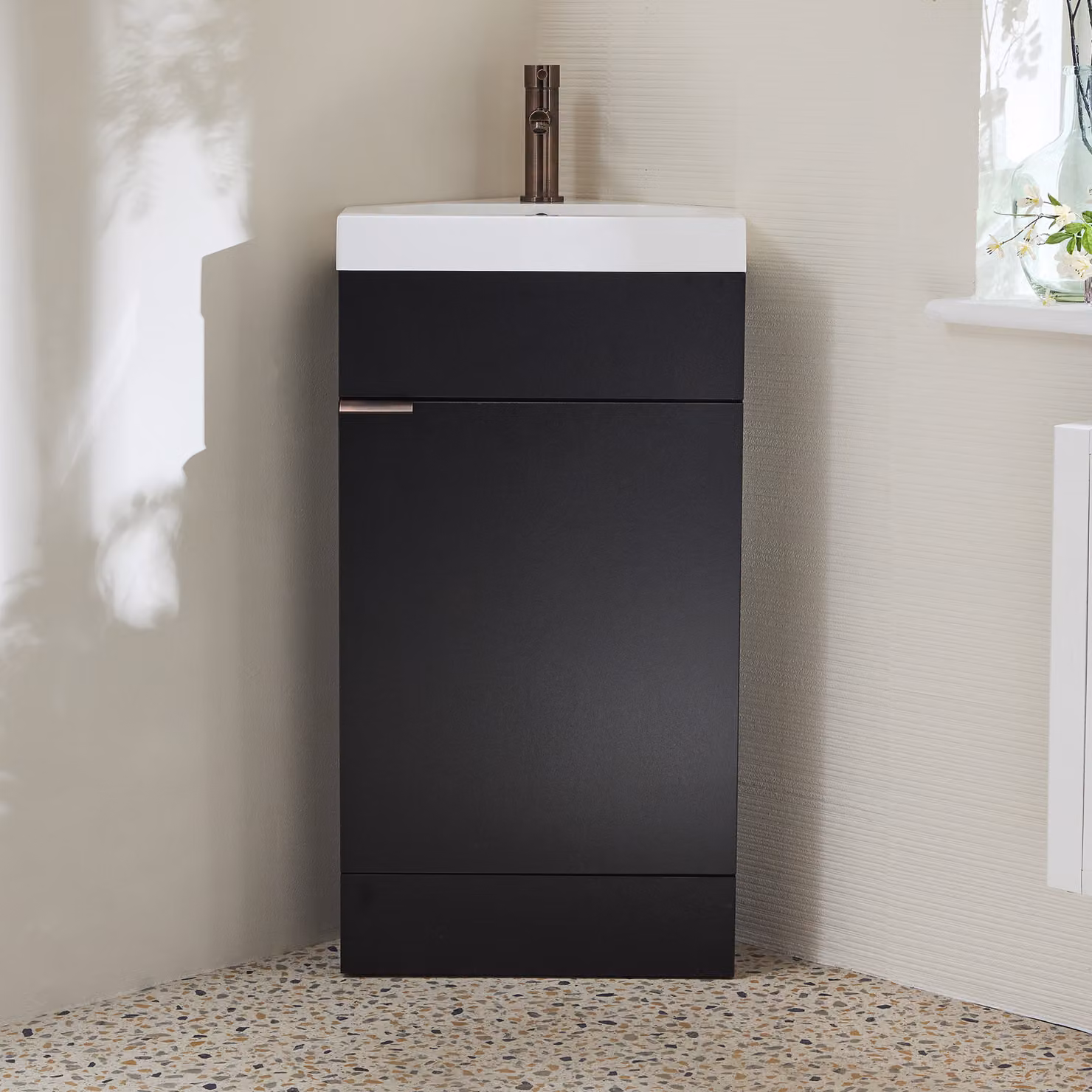 Mobile Bagno a Terra Angolare Grigio Nero da 450mm con Lavabo e Maniglia con Impugnatura a Dito in Bronzo Spazzolato - Cluo