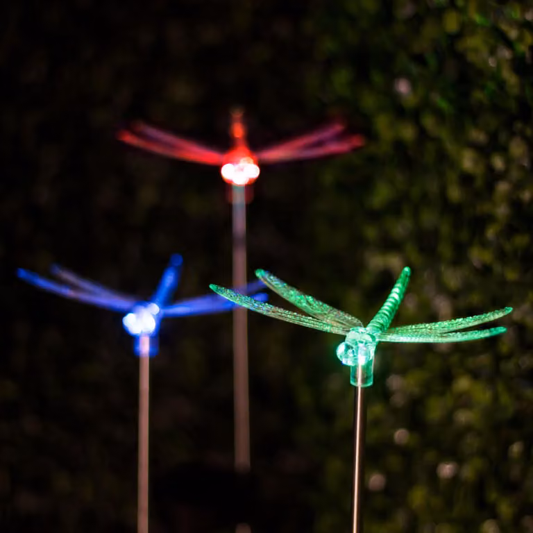 1x lampada da giardino solare a LED con energia solare - Lampada decorativa a libellula per esterni - LED RGB - altezza 43,5 cm - con picchetto - accensione/spegnimento automatico - illuminazione d'atmosfera per giardini e vialetti [11393B]