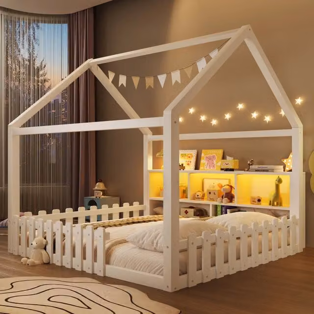 Letto a casetta per bambini 140x190 cm con sponde; LED e vani aperti; design minimalista; legno di pino; bianco