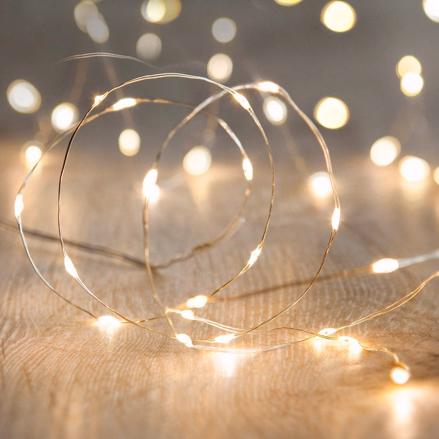 Catena luminosa con 200 micro-LED, luce bianco caldo, filo argentato, 8 metri, alimentazione a corrente