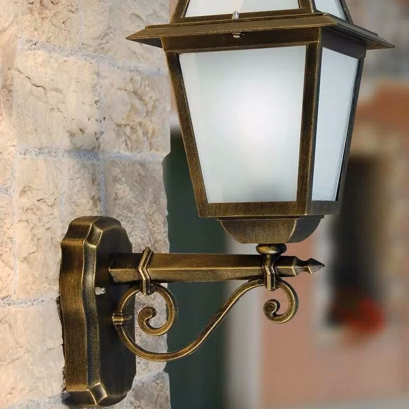 Artemide Lanterna da Parete Classica per Esterno Nero e Oro con Diffusore Sabbiato – 2