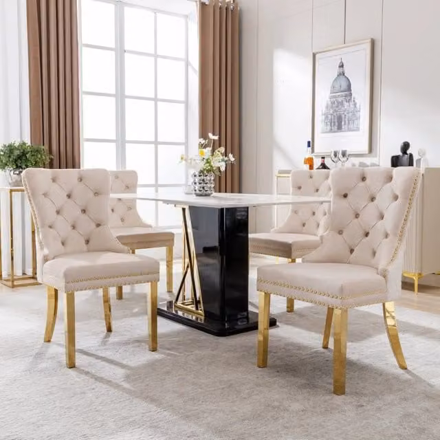 Sedia da pranzo beige con rivestimento in velluto, gambe in acciaio inox dorato e design con battente sulla schiena