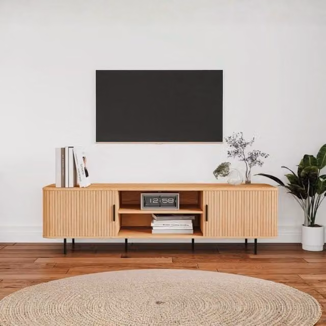 Mobile porta tv Kajsa 56B con ante scorrevoli listellate e vani a giorno colore rovere
