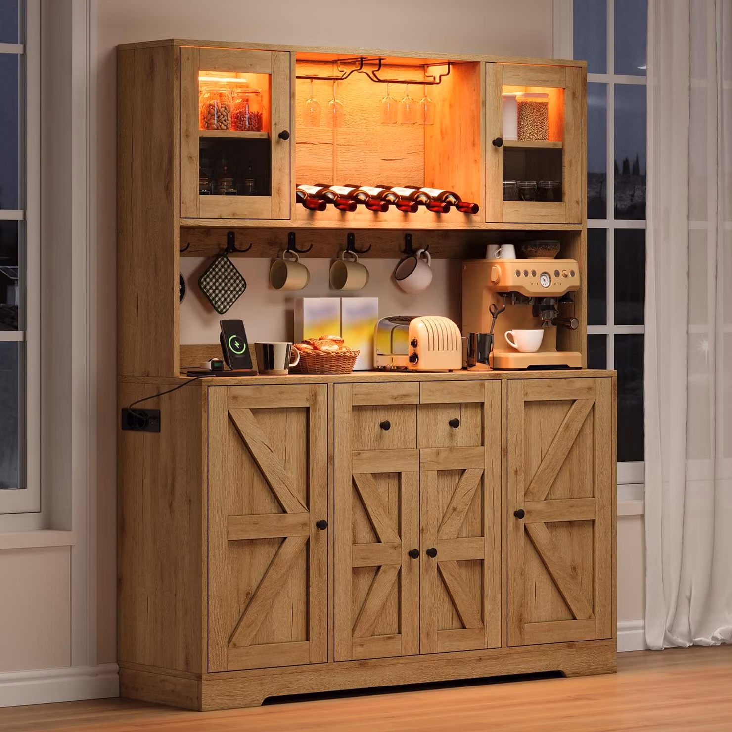 Armadio da cucina Flieks con ante, dispensa con luci LED e prese elettriche, vetrina con scaffali per vino e portabicchieri, dimensioni 140x40x173 cm, finitura naturale