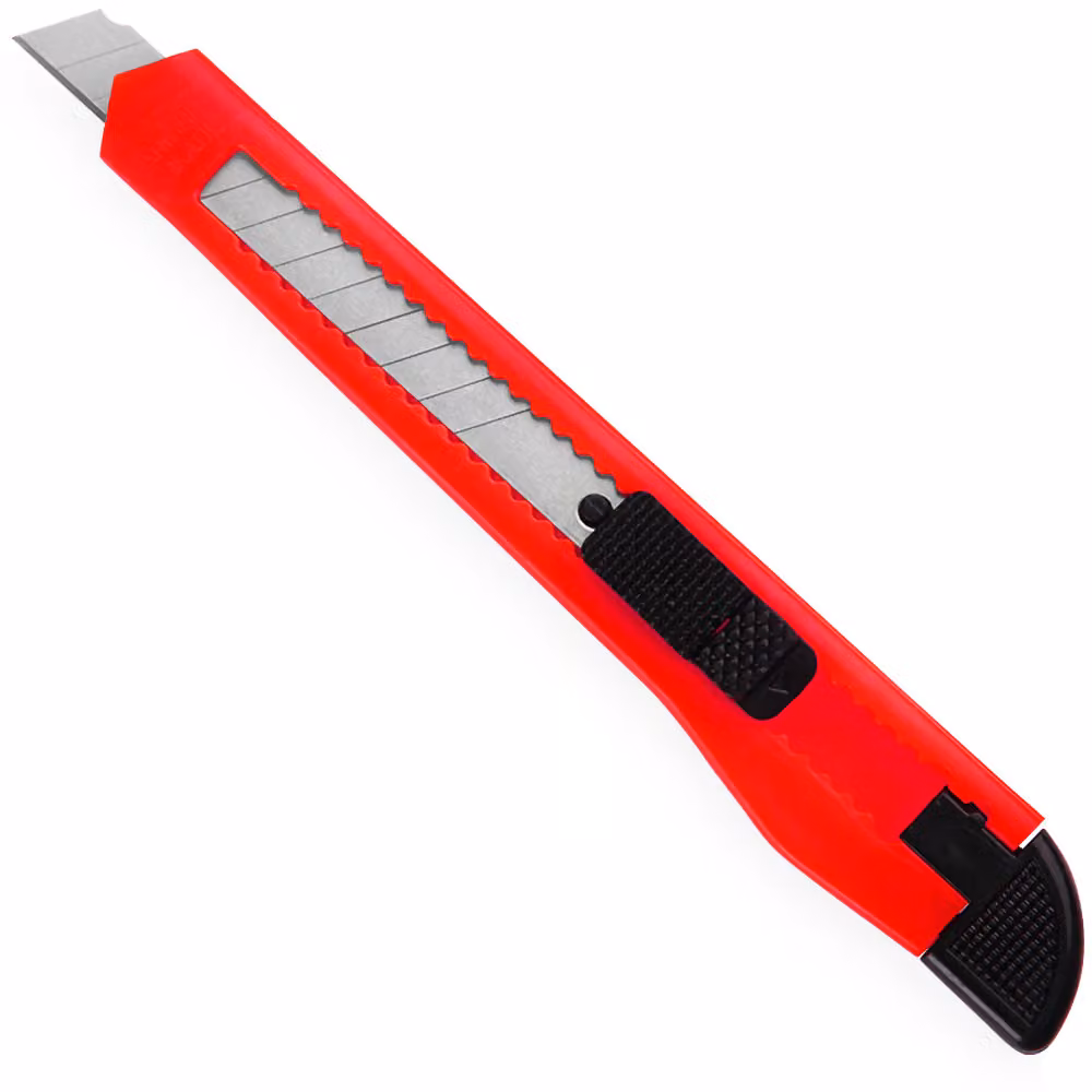 Set di 50 taglierini retrattili Deuba con lame snap-off da 9mm, colori nero e rosso – 2