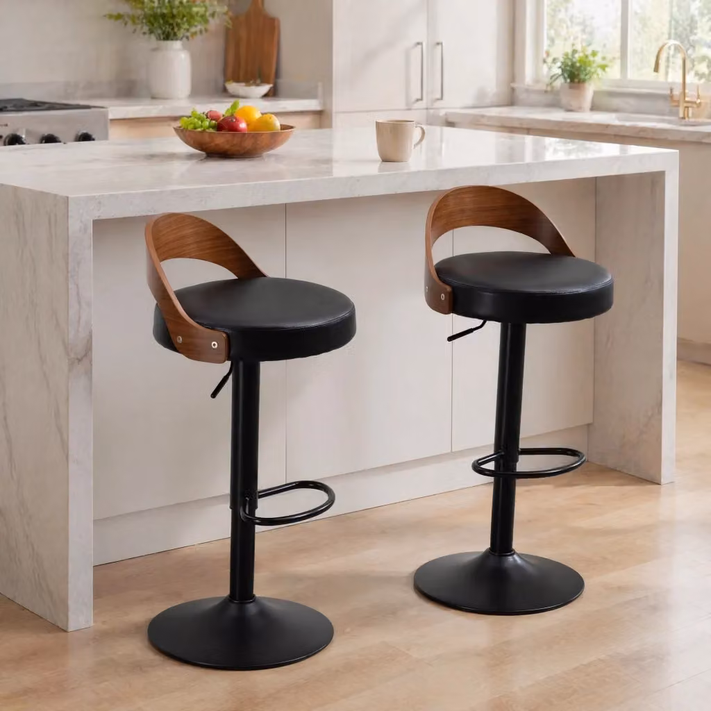 Set di 2 sgabelli da bar MIVRAYS girevoli a 360° con schienale effetto noce e seduta in similpelle nera regolabili in altezza – 2