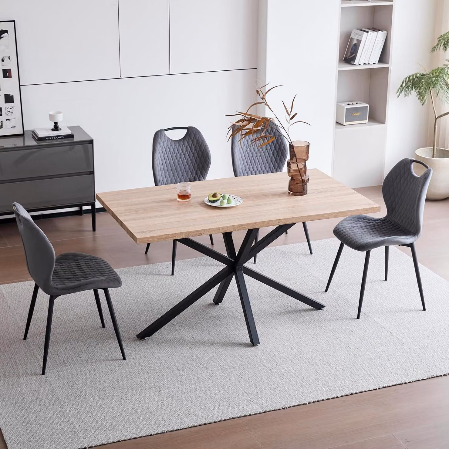 Set da pranzo composto da tavolo e 4 sedie, dimensioni 140 cm per lato, con finitura in legno chiaro/grigio