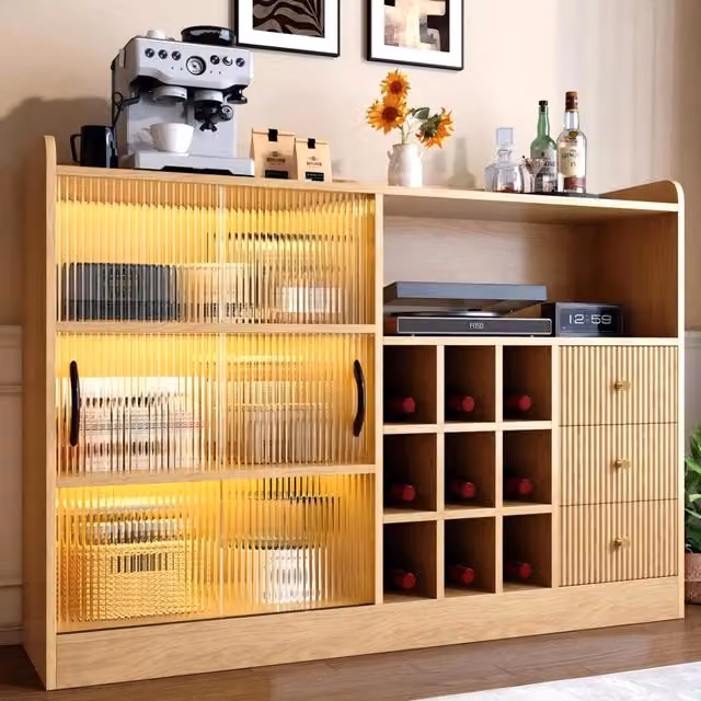 Credenza multifunzionale WISHDOR in legno marrone con vetrina, portabottiglie a scacchiera, illuminazione LED integrata e 2 cassetti, L: 120 cm