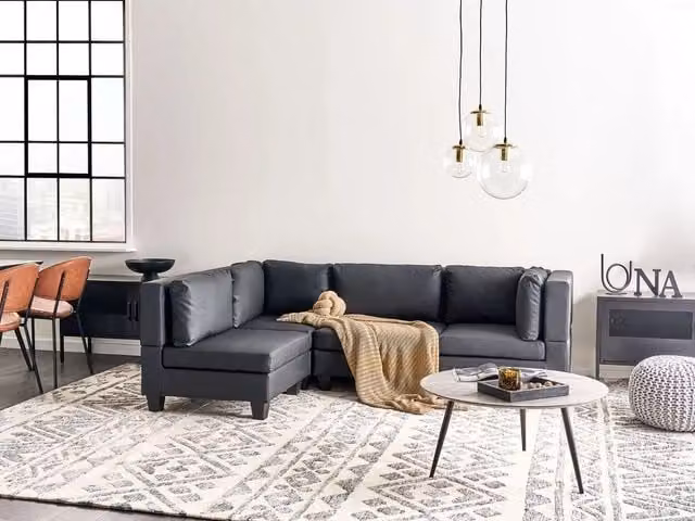 Divano componibile 4 posti imbottito in tessuto nero gambe nere schienale imbottito lato destro stile moderno