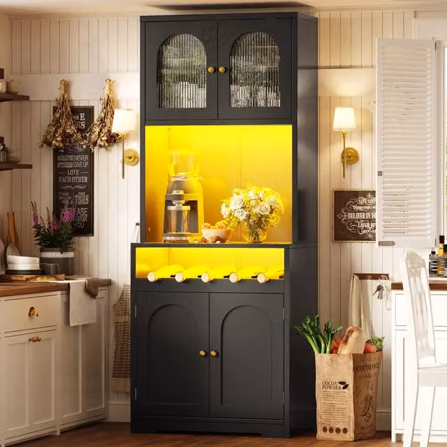 Credenza alta WISHDOR nera con ante in vetro, portabottiglie e illuminazione LED integrata, H: 180 cm, L: 70 cm, P: 38,3 cm