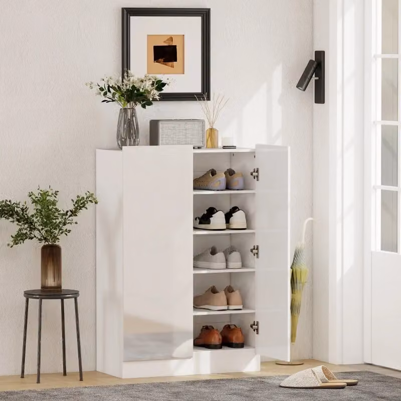 Scarpiera minimalista in legno bianco con 5 livelli per 15–20 paia di scarpe, dotata di ante con chiusura ammortizzata e sistema di ventilazione, L: 72 cm, P: 34.5 cm, H: 103 cm – 2