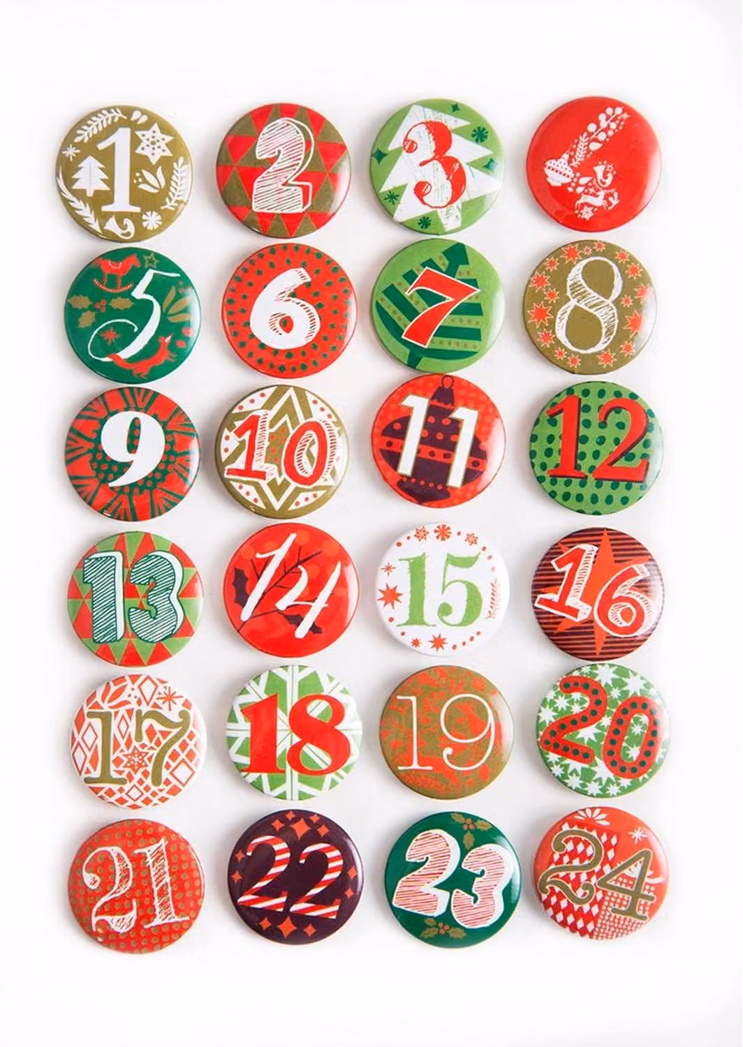 Calendario dell'Avvento con numeri da 1 a 24: set di 24 bottoni metallici, rossi, verdi e bianchi, di diametro compreso tra 2 e 5 cm