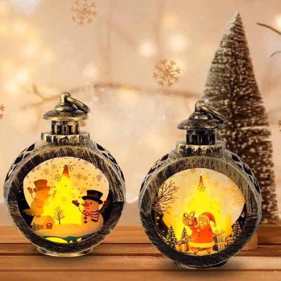 Set di 2 lanterne natalizie LED Unyqoos® – Decorazioni vintage per interni ed esterni, alimentate a batteria (a bottone), con luce calda e motivi natalizi: Babbo Natale, albero di Natale e pupazzo di neve