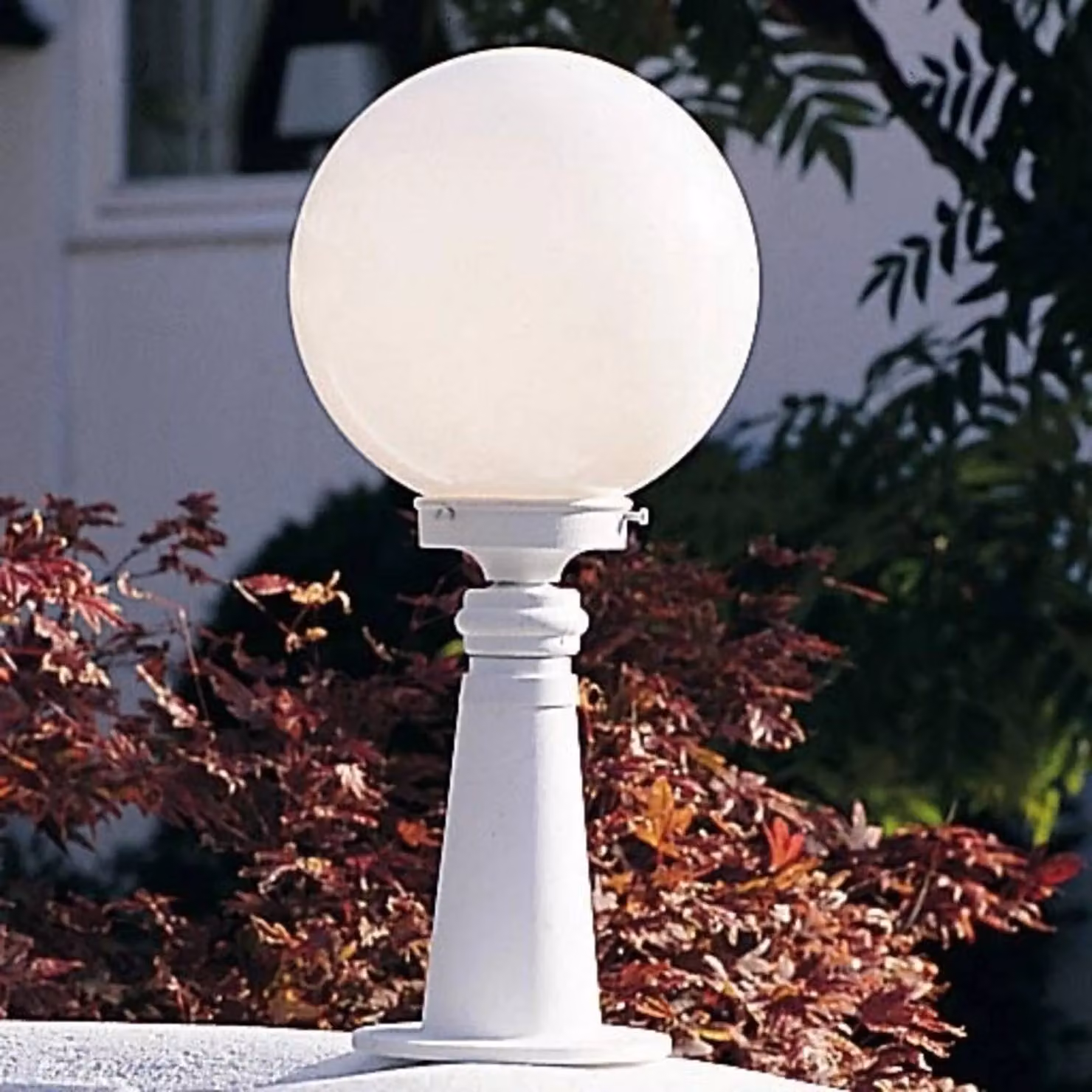 Konstsmide Lampione da giardino ARCTURUS, Bianco / Opale, Alluminio, Moderno, Lampada da esterni