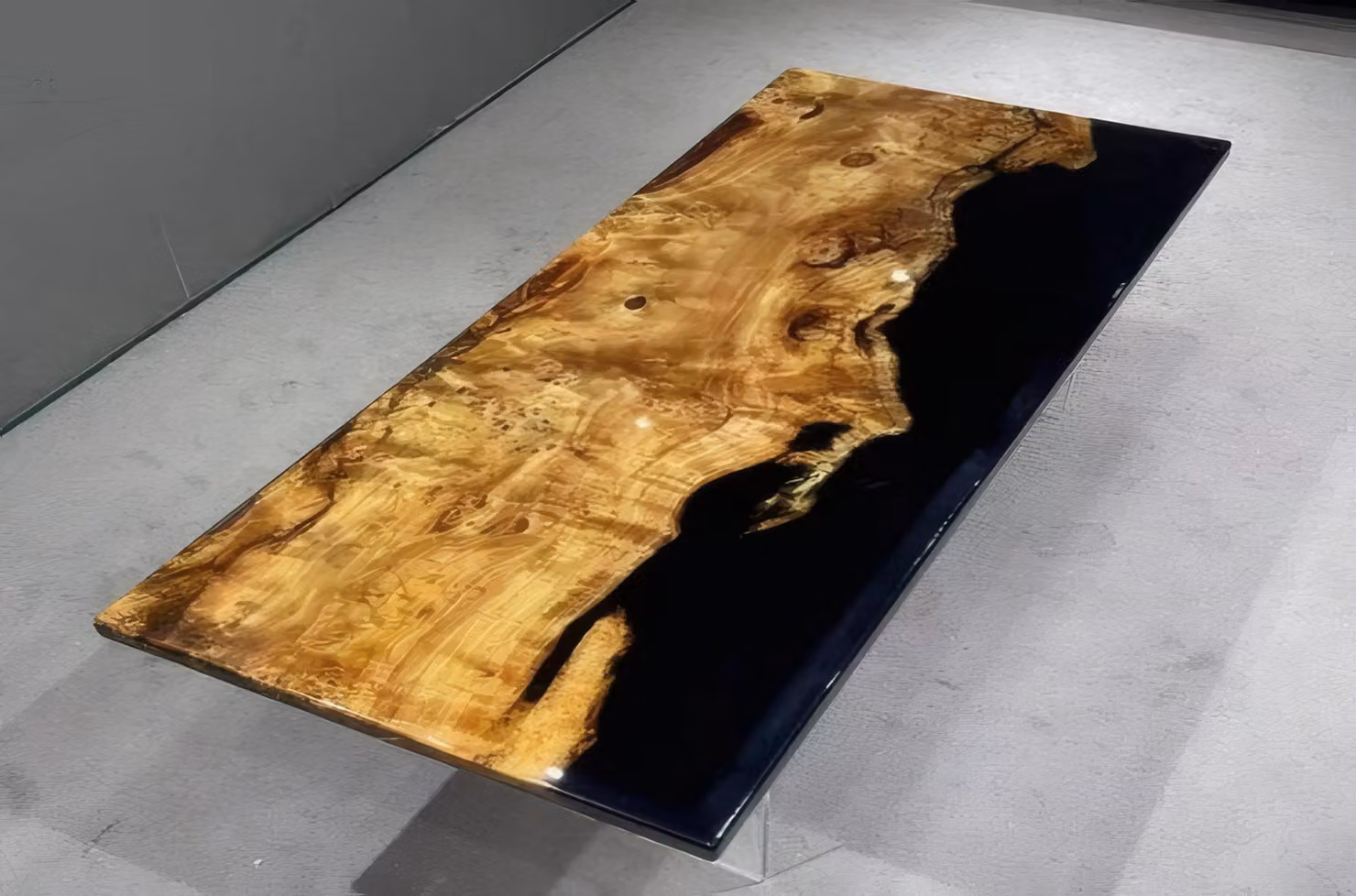 Schwarz-Brauner Epoxidtisch Designer Harztische Stilvolle Holzoptik