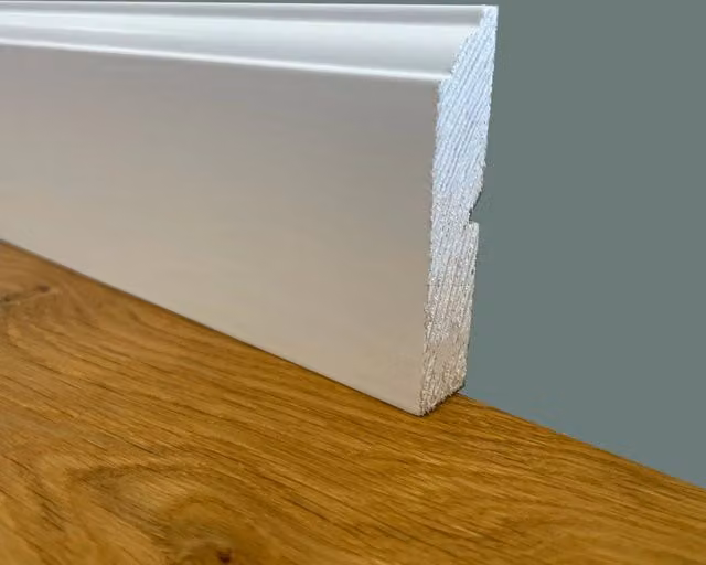 Battiscopa PREMIUM modello FIRENZE in legno massello di pino laccato bianco liscio ETERNAL PARQUET, 100 metri lineari, H: 6,8 cm, L: 1,5 cm