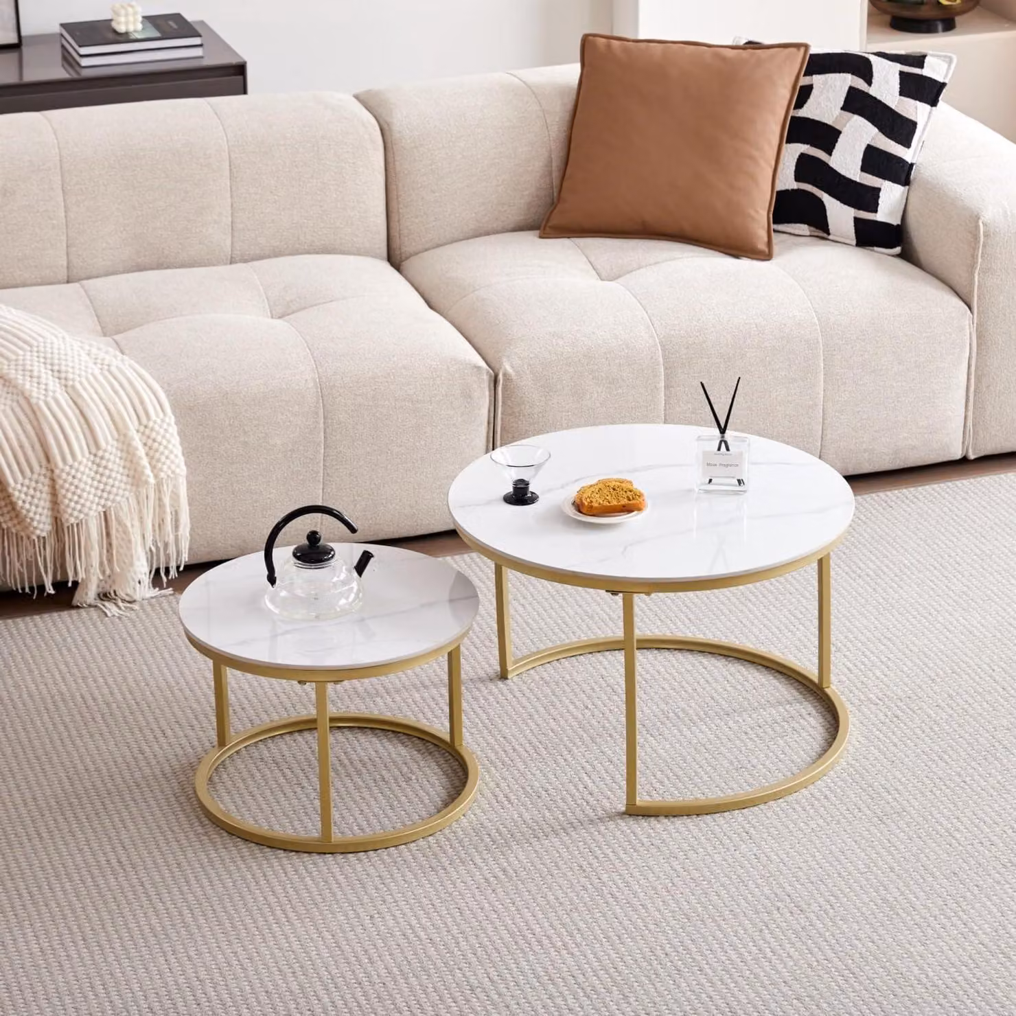 Tavolino rotondo, tavolino ausiliario, bianco, con piano in marmo sintetico, struttura dorata, dimensioni 70x70x45 cm