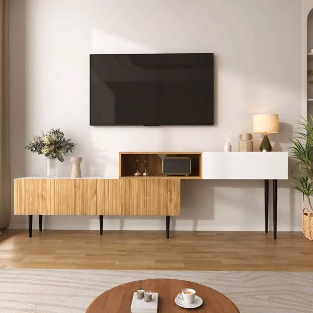 Mobile TV modulare WISHDOR moderno in bianco opaco e legno con gambe in metallo, L: 240 cm, P: 30 cm, H: 63,5 cm