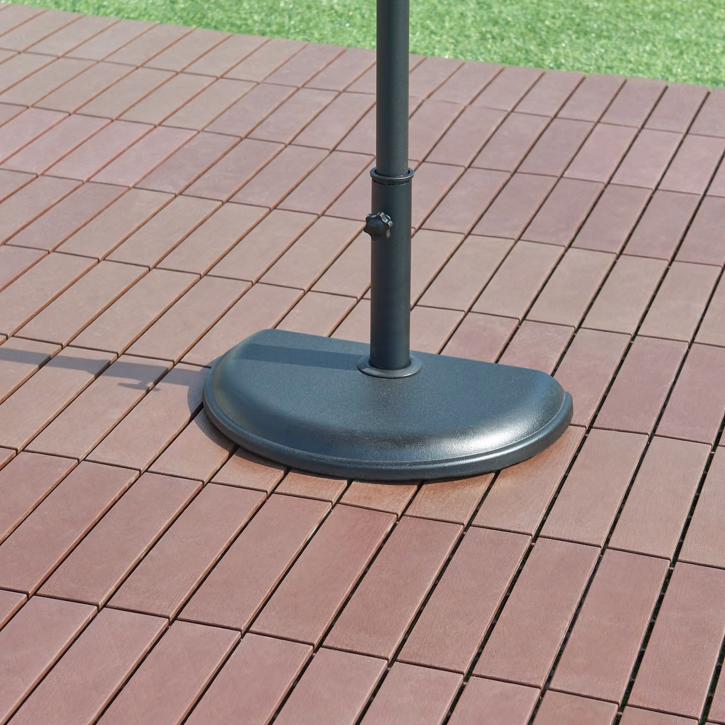 Supporto per ombrellone 'Bisenti' in calcestruzzo 45x29x4,5 cm semicircolare nero 10 kg