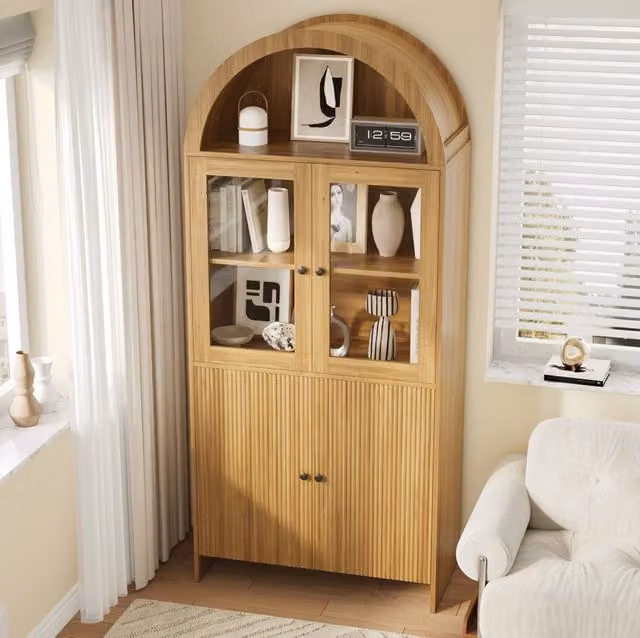 Credenza alta con vetrina in vetro e vano chiuso effetto ondulato; 78 x 40 x 176 cm; naturale
