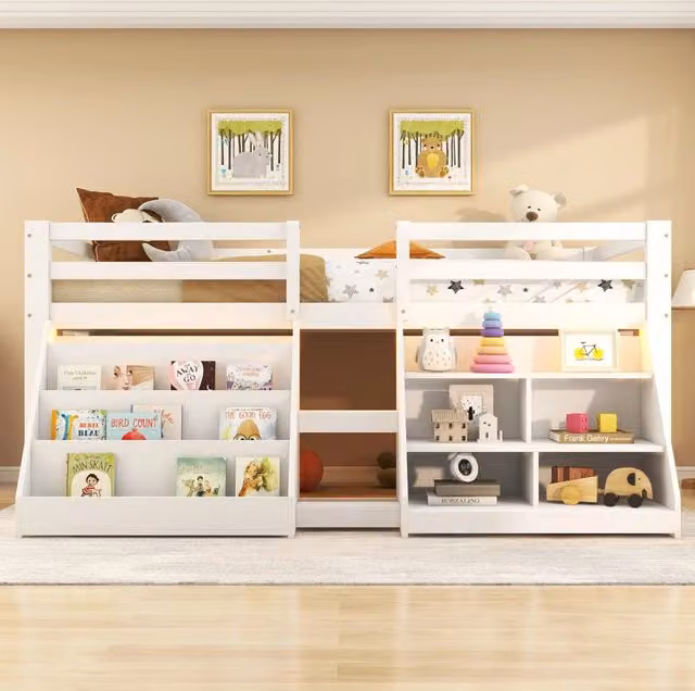 Letto a soppalco basso 90x200 cm con scaffali; LED e scala in legno di pino bianco