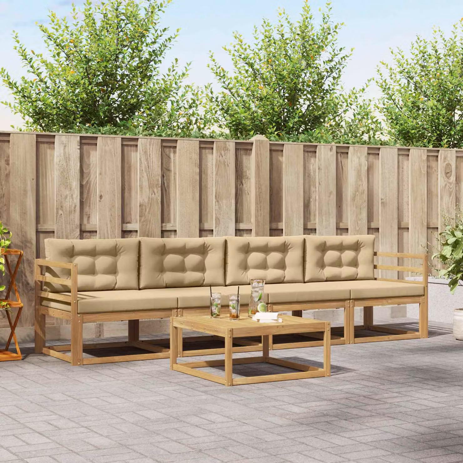 Set di mobili da esterno vidaXL composto da divano a 3 posti, poltrone e tavolino in legno di acacia con cuscini, colori bianco, beige e marrone