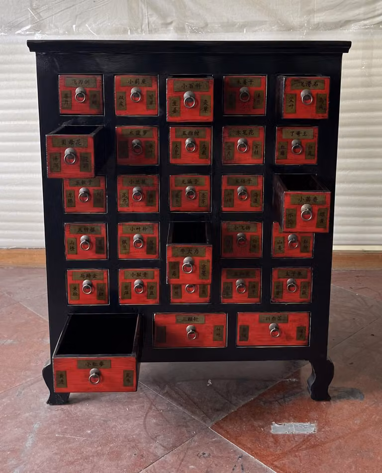 Cassettiera antica con 28 cassetti Larghezza 92 cm Colore del legno: nero con rosso