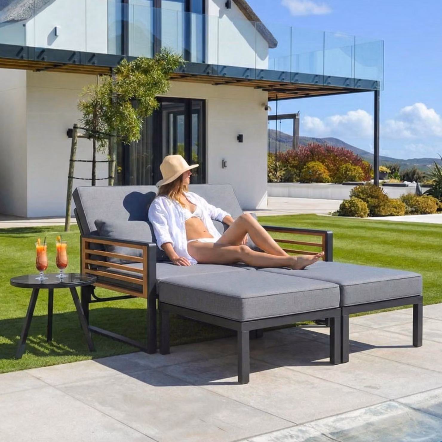 Set da giardino Merax per 2-4 persone con schienale regolabile, divano letto da esterno e lettino doppio, mobili da giardino modulari con cuscini e tavolo in vetro, grigio