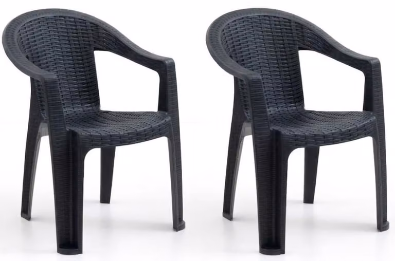 Due sedie in plastica, struttura intrecciata, schienale confortevole, con braccioli