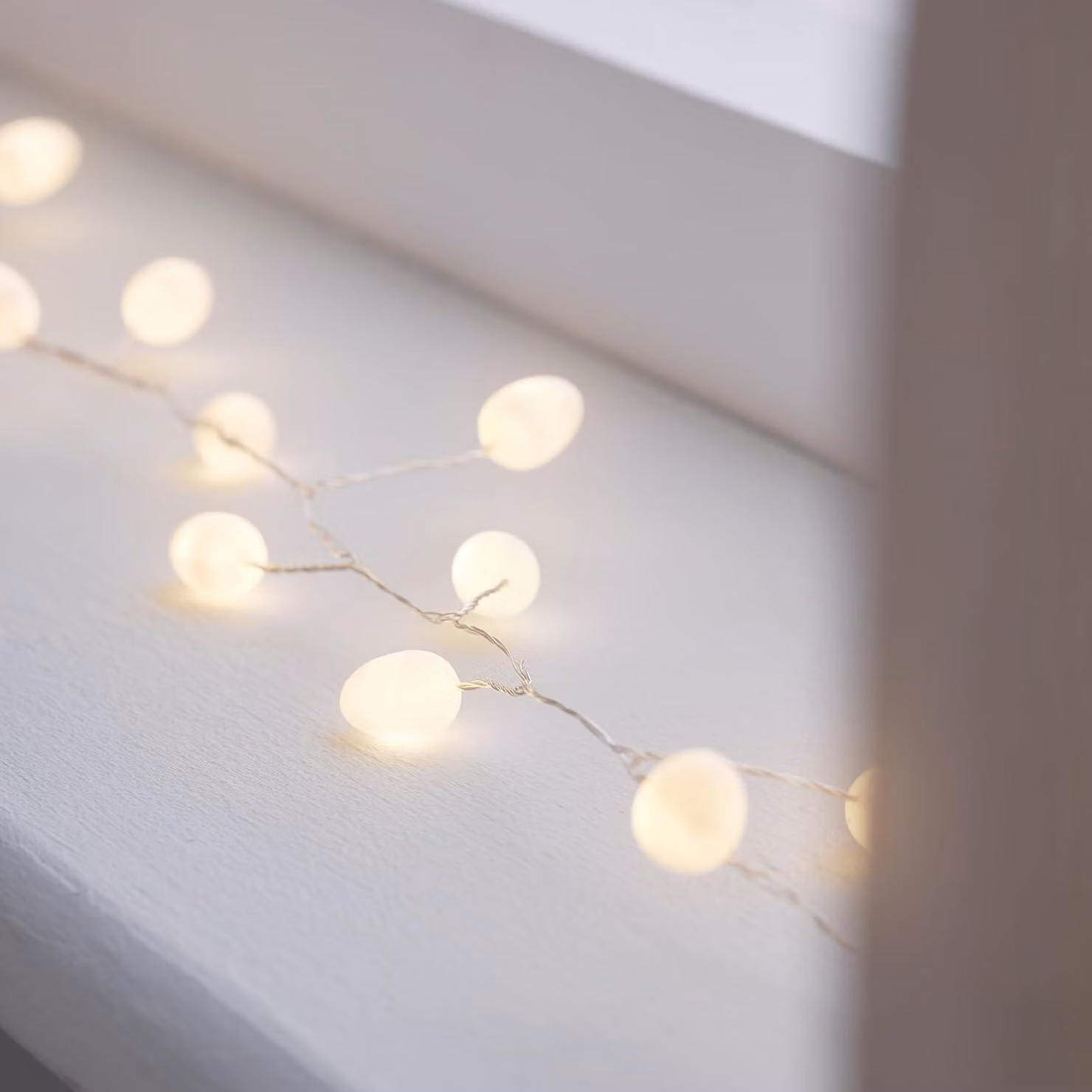 Catena luminosa a LED con 99 luci a forma di sfera, lunghezza 5 metri, luce bianco caldo, per uso interno
