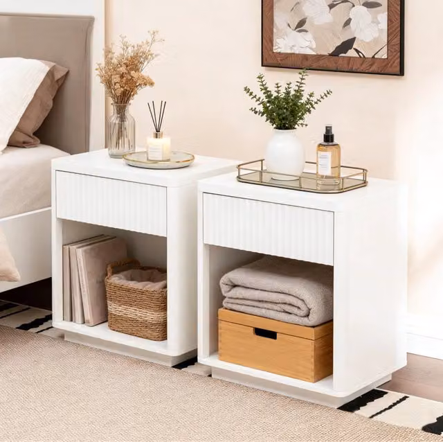 Comodino moderno MODFU bianco in MDF con cassetto e ripiano aperto, design a onde, L: 63,5 cm, P: 38 cm, H: 46,5 cm