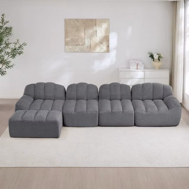 Divano angolare modulare Mivray a 4 posti con pouf coordinato, design moderno in tessuto grigio, L/P/H: 366 x 165 x 79 cm