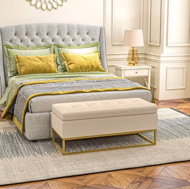Panca contenitore imbottita MODFU in poliestere beige con dettagli in acciaio dorato L: 110 cm, P: 44 cm, H: 49 cm – 1