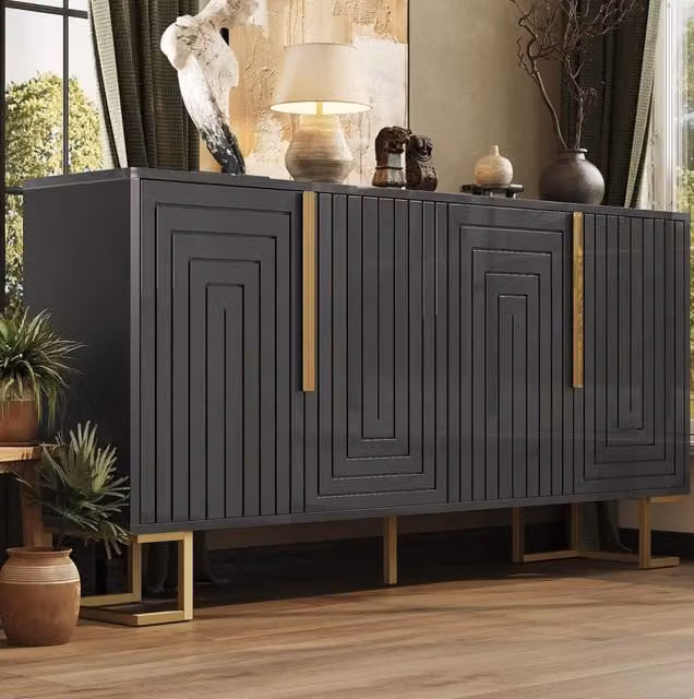Credenza moderna nera con ante geometriche e piedi in metallo oro, L 152 x P 40 x H 75 cm