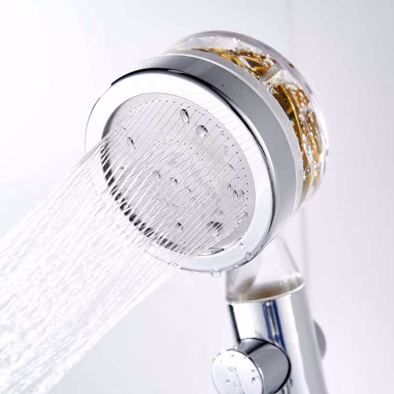 Soffione doccia con filtro sostituibile, doccetta cromata, soffione a risparmio idrico, Ø 8 cm, sistema di filtrazione, soffione doccia con filtro ionico per un'acqua più pulita e morbida