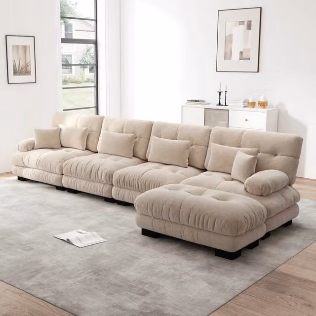 Divano angolare modulare Mivray in tessuto beige e marrone con ottomane e cuscini coordinati per soggiorno moderno