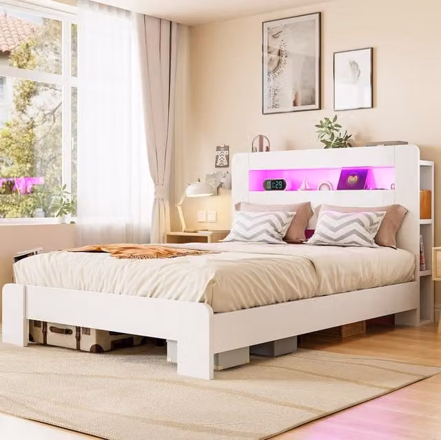 Letto in legno con contenitore nella testata, illuminazione LED e prese integrate, letto piattaforma moderno bianco 140 x 200 cm
