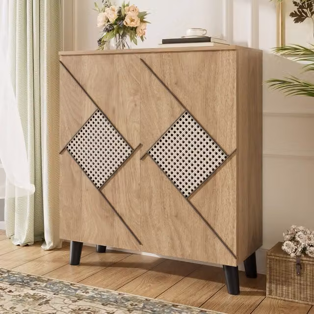 Scarpiera con ante chiuse e ripiani multipli in pannello truciolare effetto legno con gambe in PVC