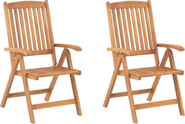 Set di 2 sedie da giardino pieghevoli BELIANI in legno di acacia marrone con braccioli e resistente ai raggi UV