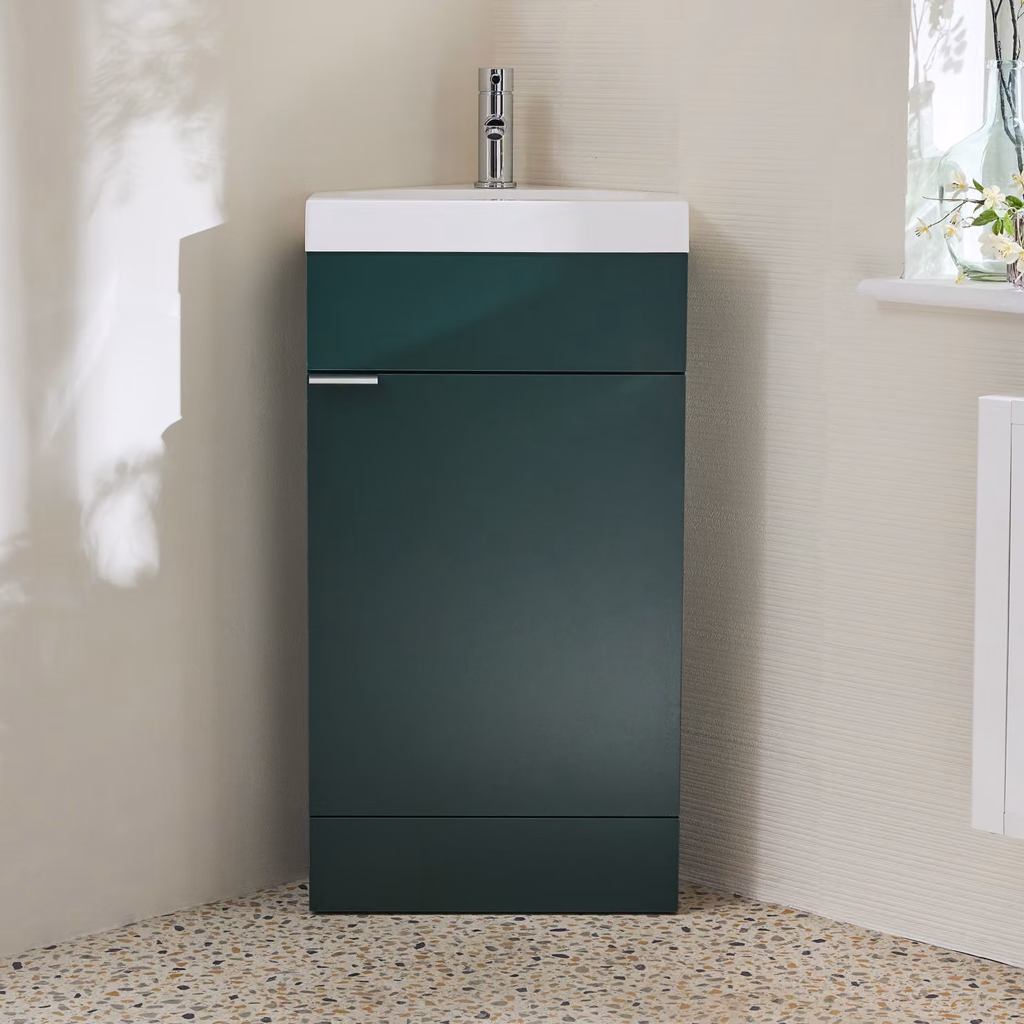 Mobile Bagno a Terra Angolare Verde Scuro da 450mm con Lavabo e Maniglia con Impugnatura a Dito Cromata - Cluo