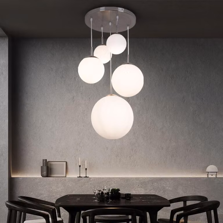 Lampada a sospensione, 5 luci, a forma di sfera, vetro opalino, L 50 cm