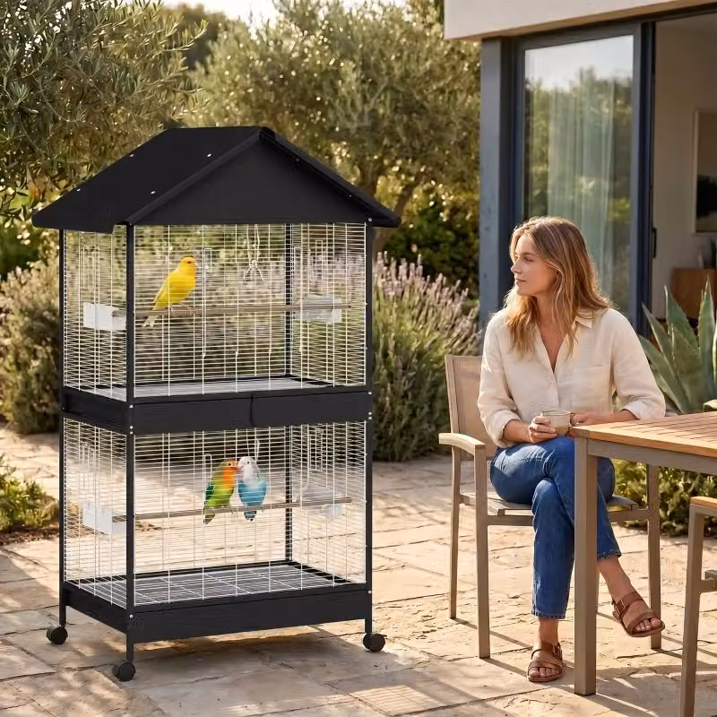 Gabbia per uccelli XXL Minimal in metallo e legno di pino nero con parete divisoria rimovibile, 2 porte, 2 pali in legno e rotelle, H: 158 cm, L: 94 cm, P: 70 cm – 2