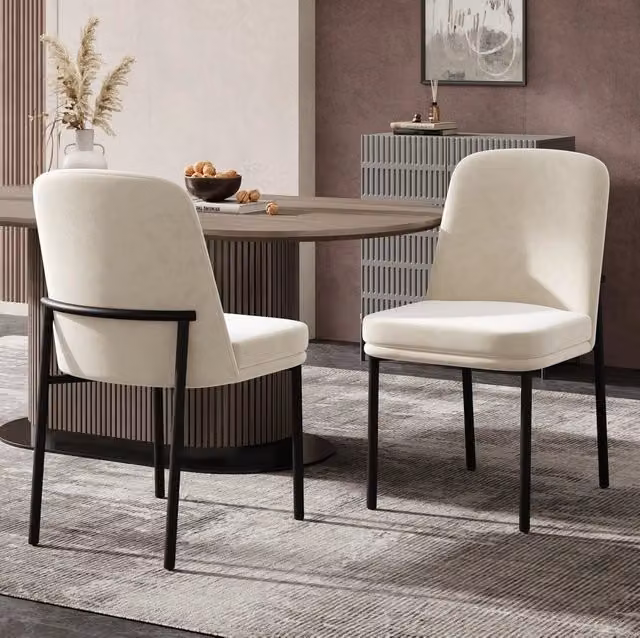 Set di 2 sedie da pranzo MODFU in velluto beige con struttura in metallo nero in stile moderno – 1